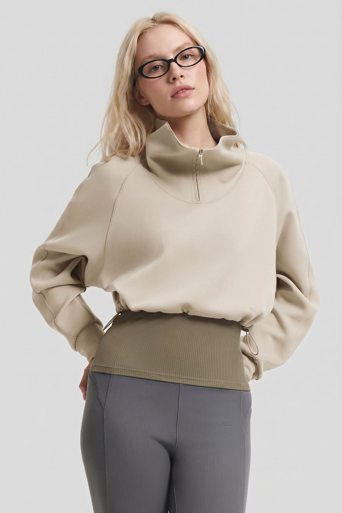 Damen-Sweatshirt mit doppelter Lage, schmaler Passform und halbem Reißverschluss HE022
