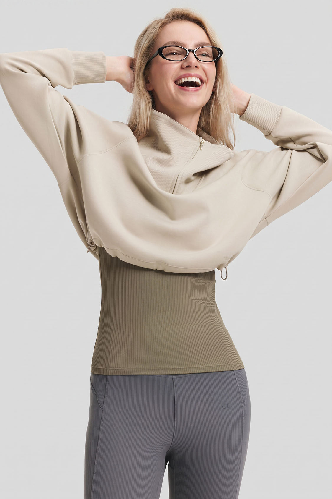 Damen-Sweatshirt mit doppelter Lage, schmaler Passform und halbem Reißverschluss HE022