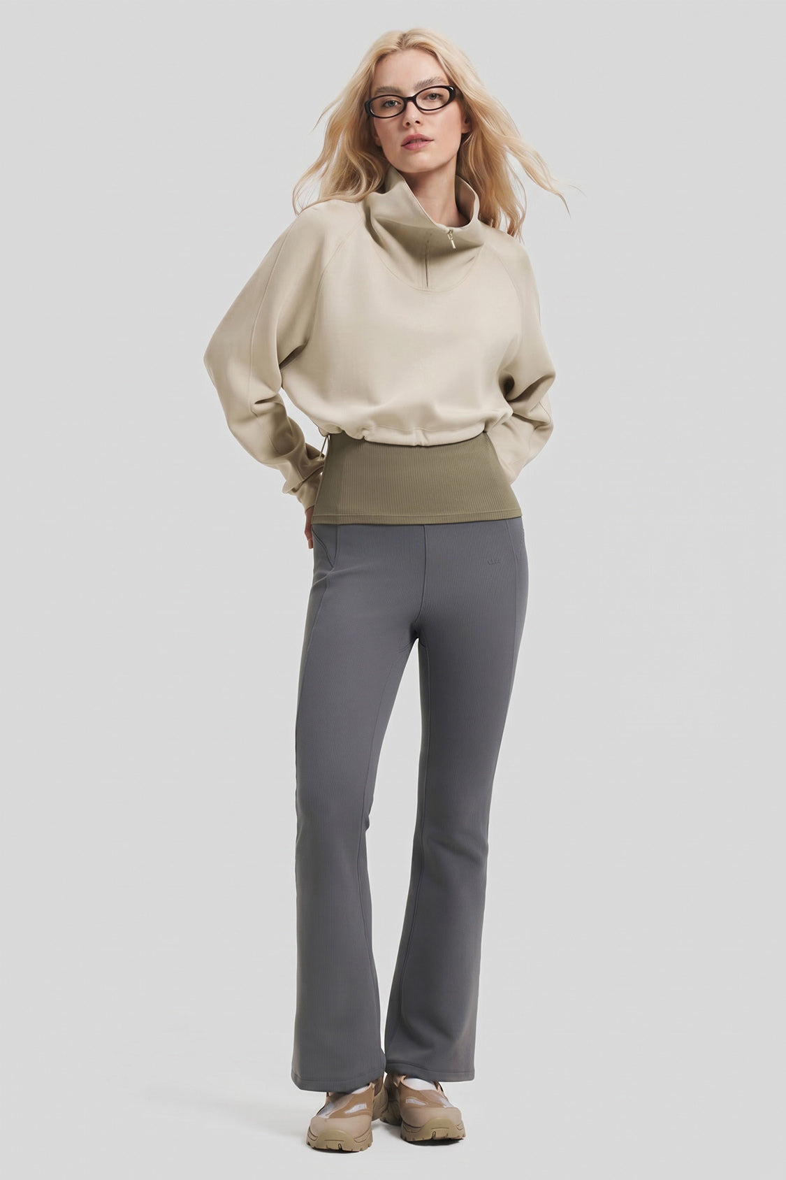 Damen-Sweatshirt mit doppelter Lage, schmaler Passform und halbem Reißverschluss HE022