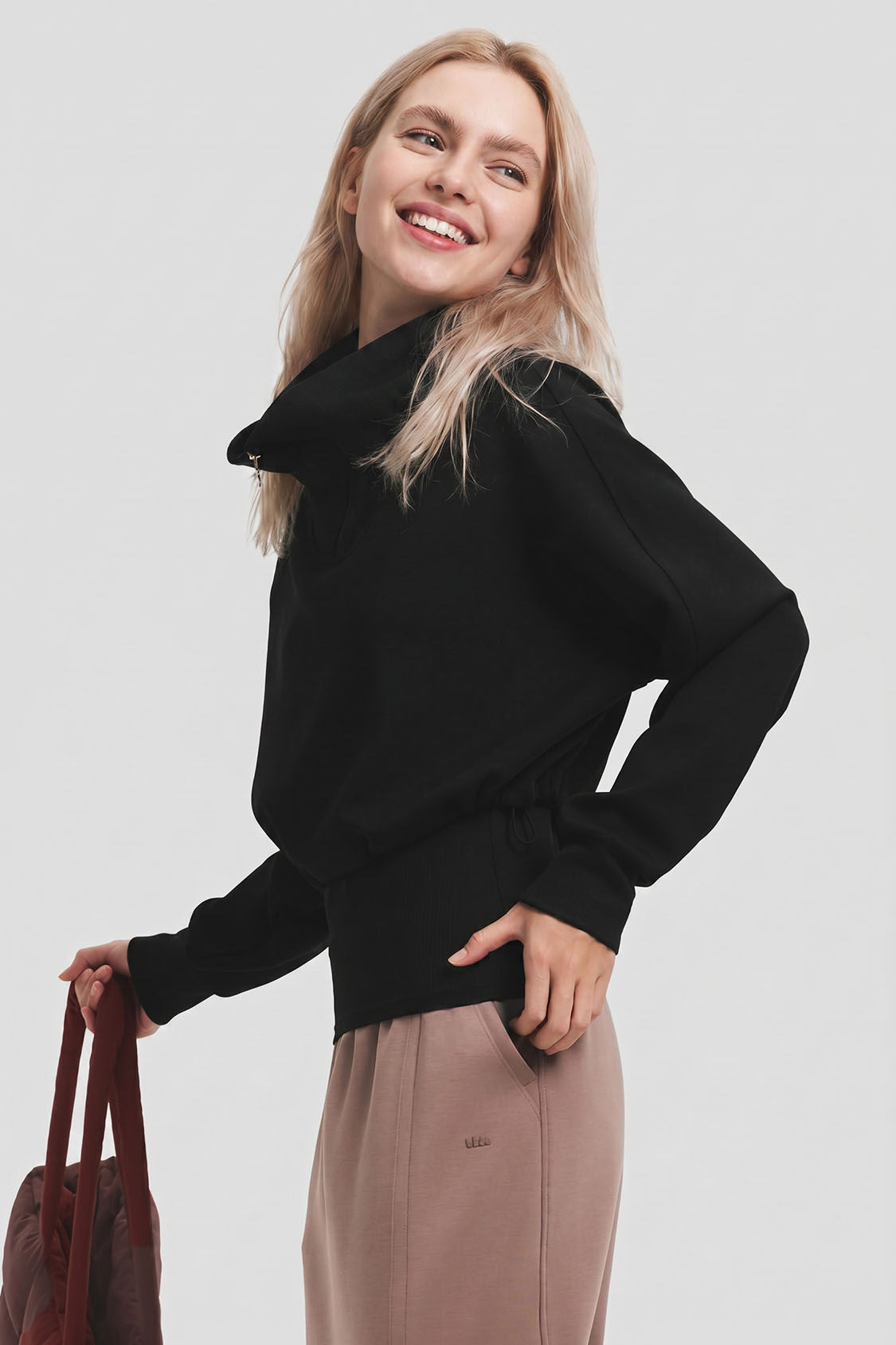 Damen-Sweatshirt mit doppelter Lage, schmaler Passform und halbem Reißverschluss HE022