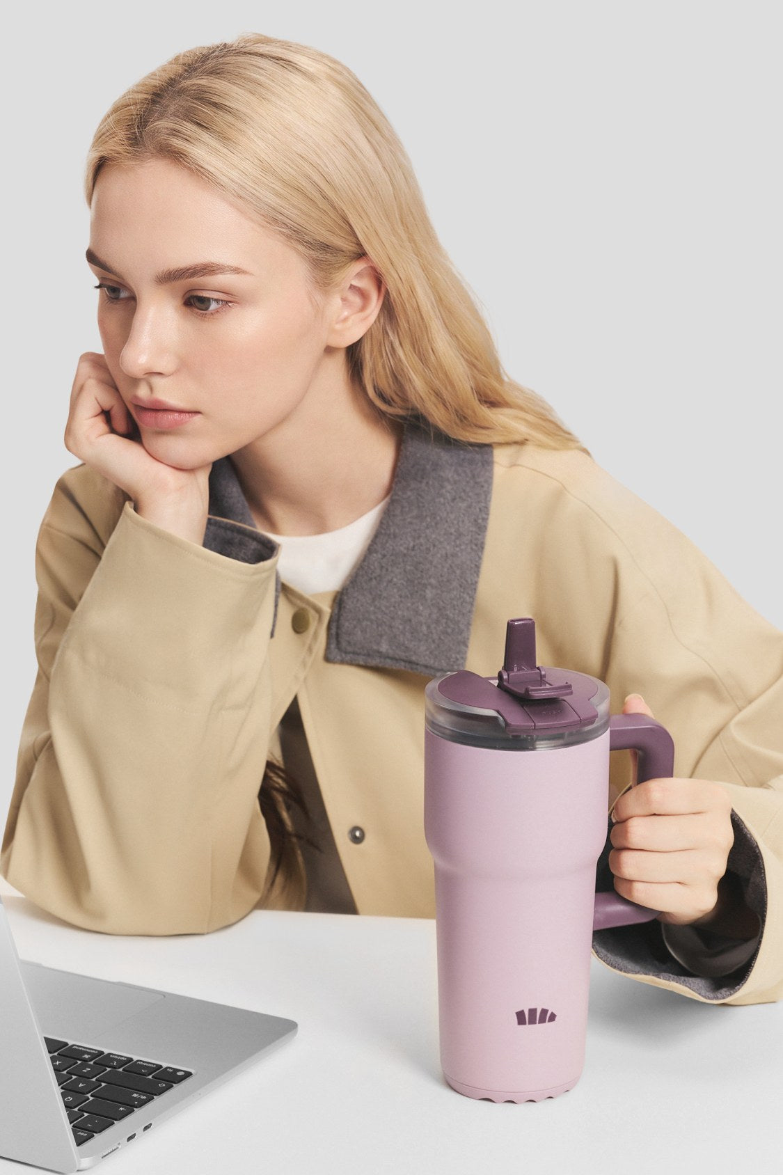 Large-Capacity Insulated Bottle with Straw LC016